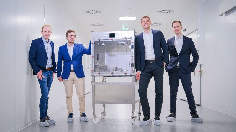 Das Gründerteam von Syvairo mit dem Demonstrator der mikroklimatisierten Transportbox